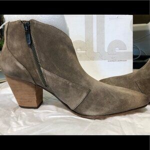 Belle by Sigerson Morrison Yoko‎ Bootie Suede 10.5